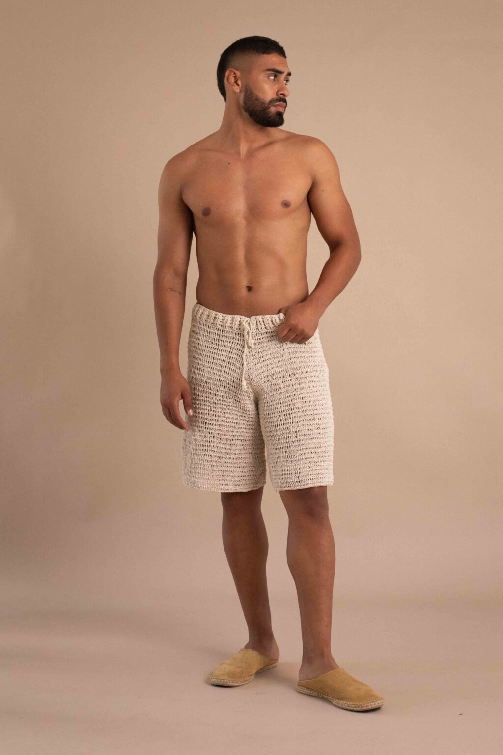 Short Arcilla, short de crochet para hombre color natural con cordón.