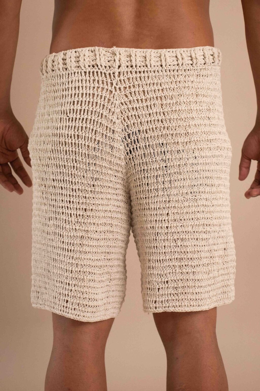 Short Arcilla, short de crochet para hombre color natural con cordón.