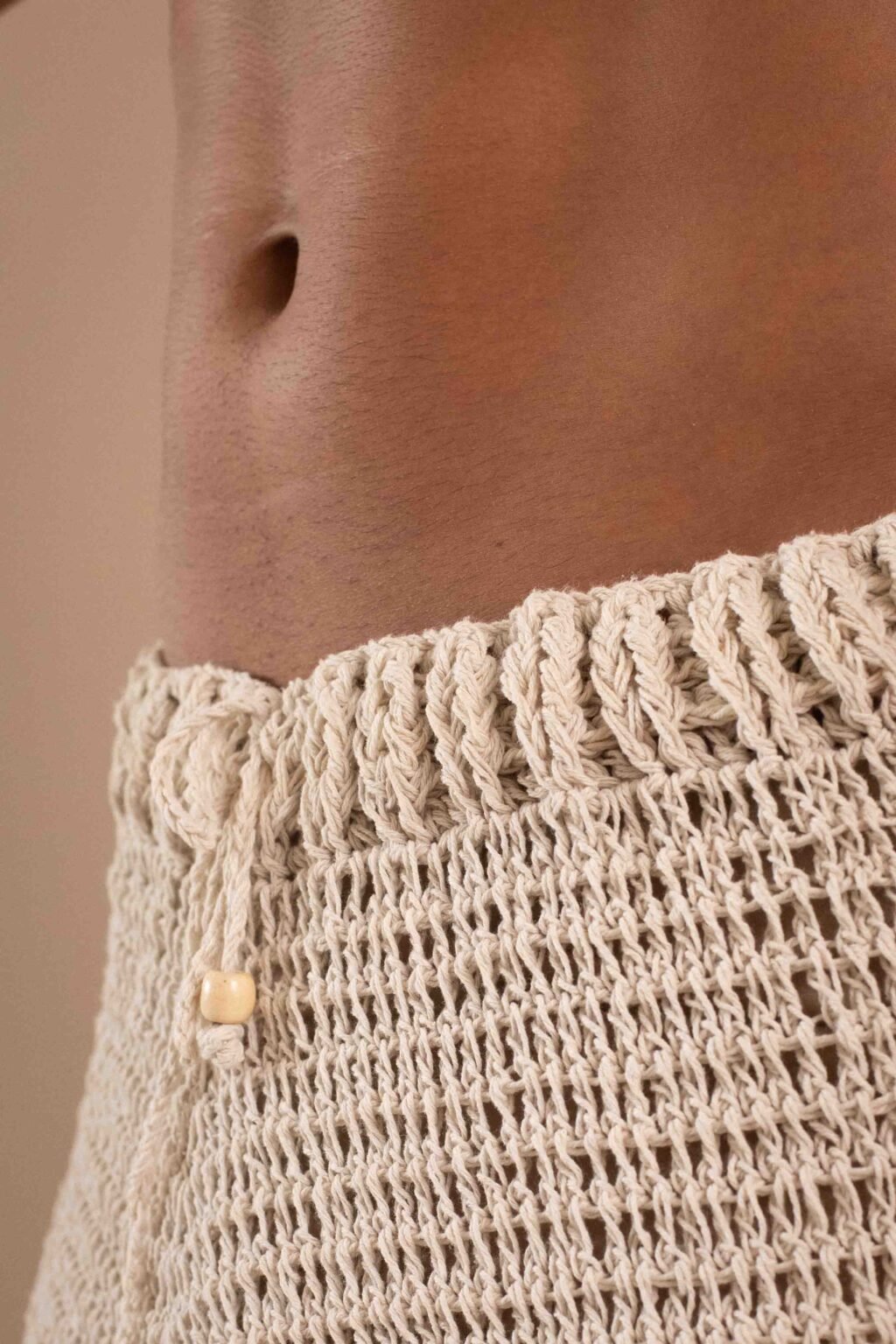 Short Arcilla, short de crochet para hombre color natural con cordón.