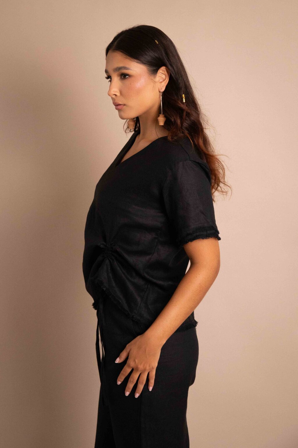 Top Serenidad de lino color crudo con drapeado ajustable y bordes deshilados.