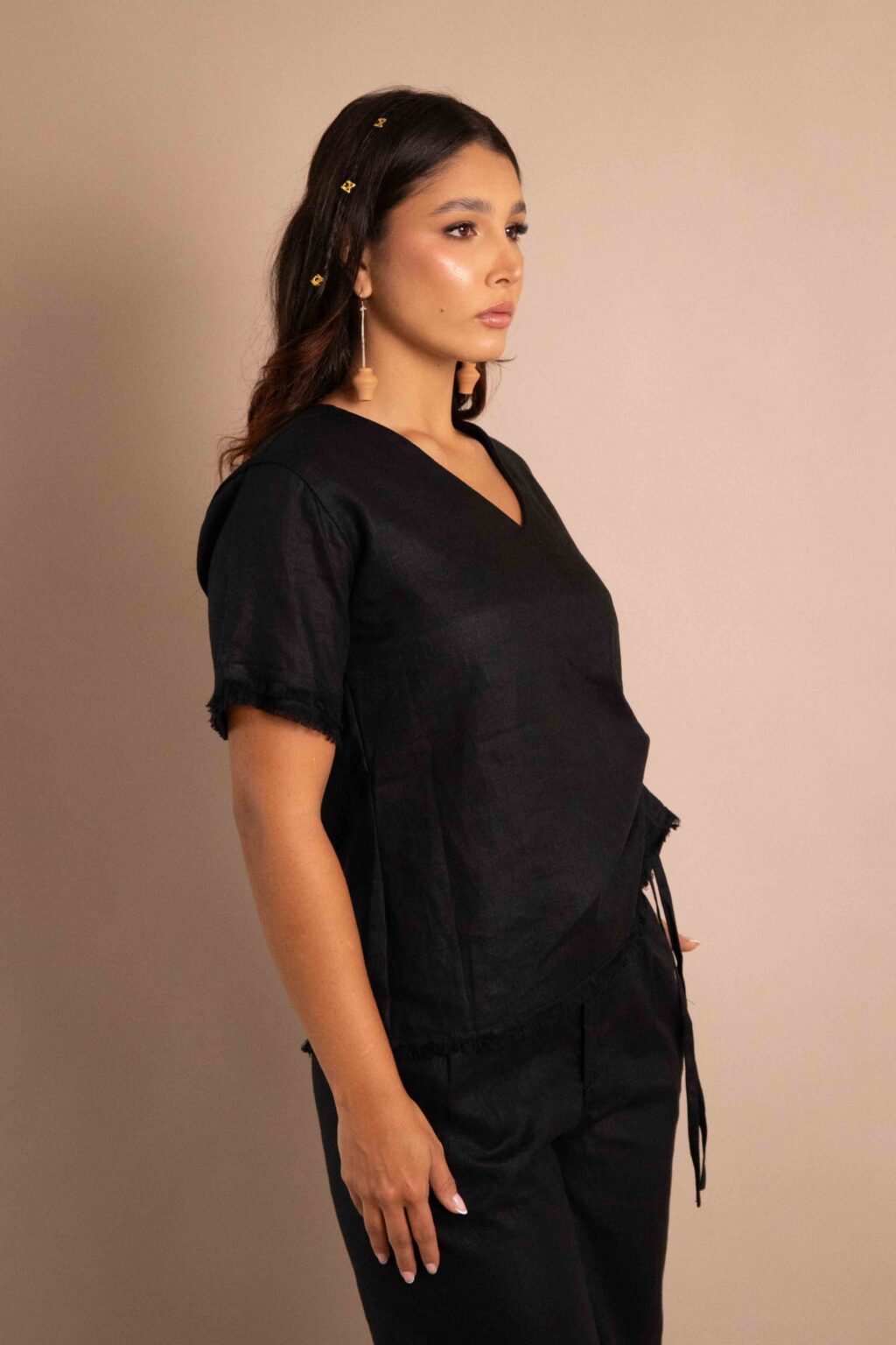 Top Serenidad de lino color crudo con drapeado ajustable y bordes deshilados.