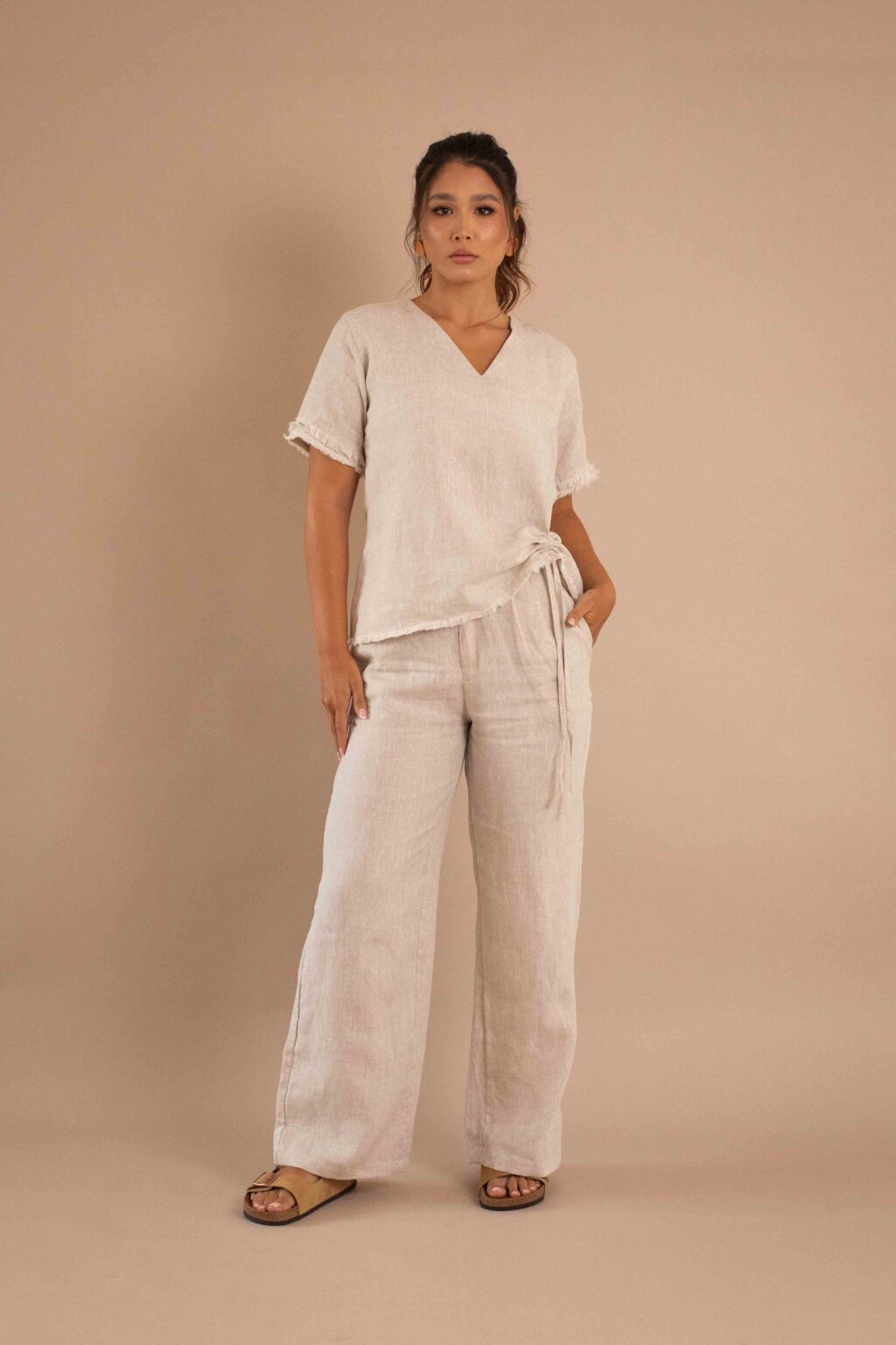 Top Serenidad de lino color crudo con drapeado ajustable y bordes deshilados.