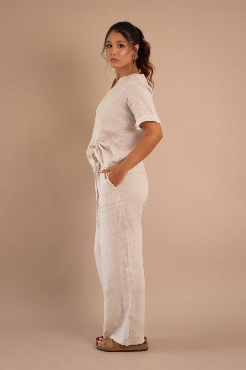 Top Serenidad de lino color crudo con drapeado ajustable y bordes deshilados.