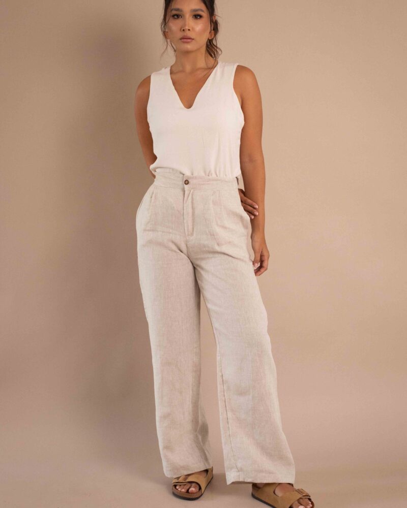 Pantalón Serenidad de lino para mujer color natural con bota ancha.