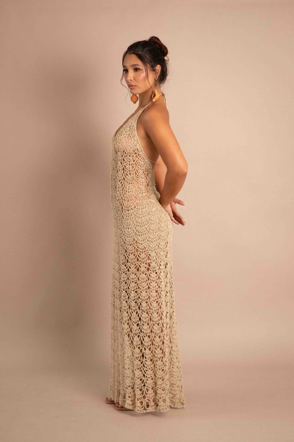 Vestido Unión largo de tejido crochet color natural con cuello halter y espalda descubierta