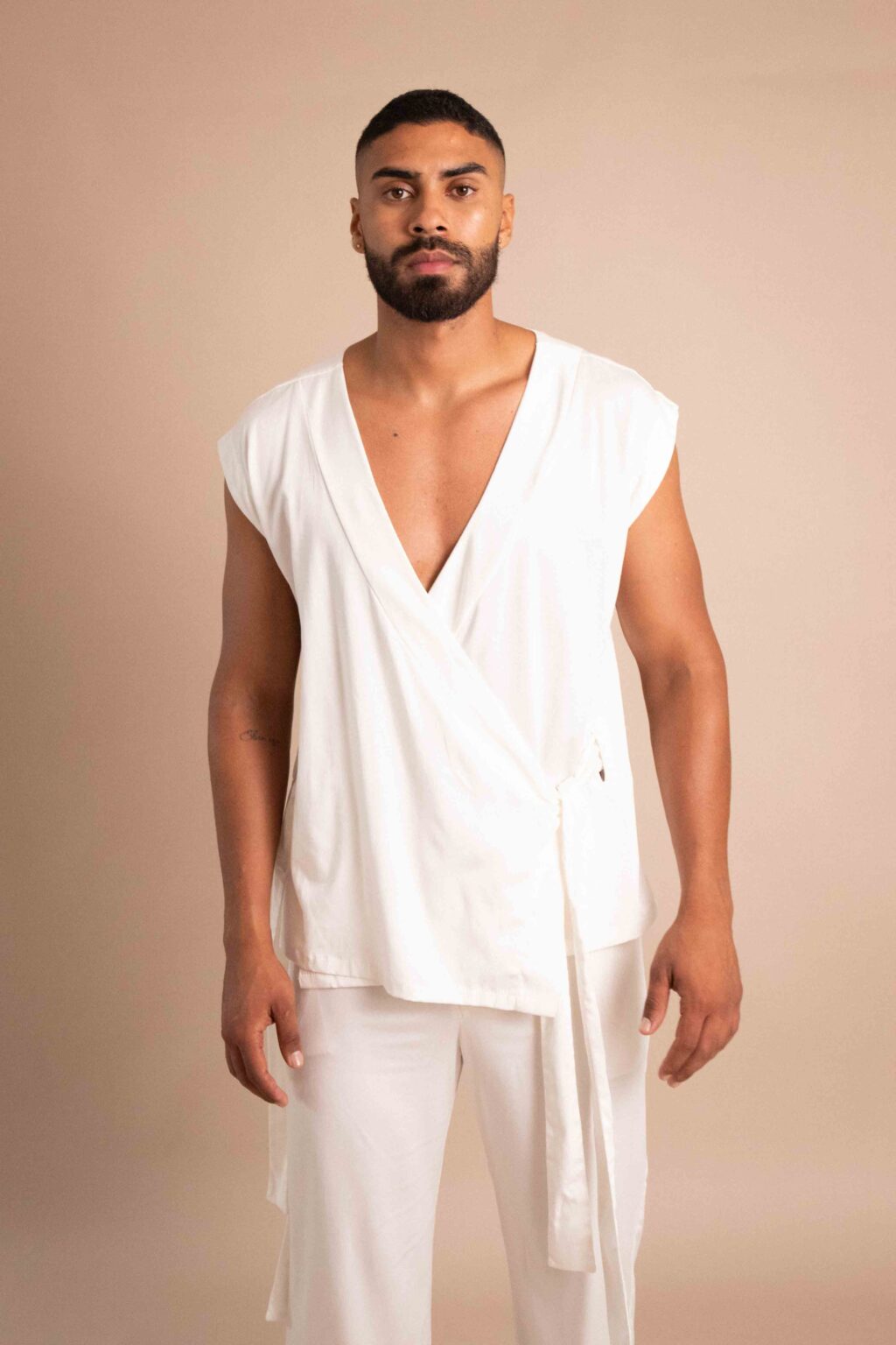 Set Amanecer color blanco de Fratelli, con chaleco anudado en costado y pantalón.