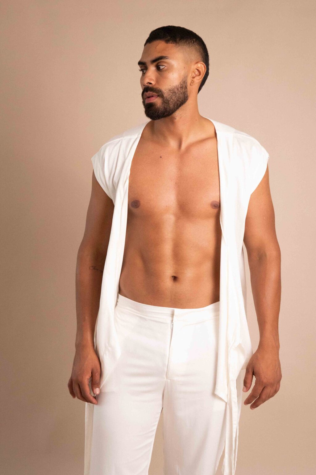 Set Amanecer color blanco de Fratelli, con chaleco anudado en costado y pantalón.
