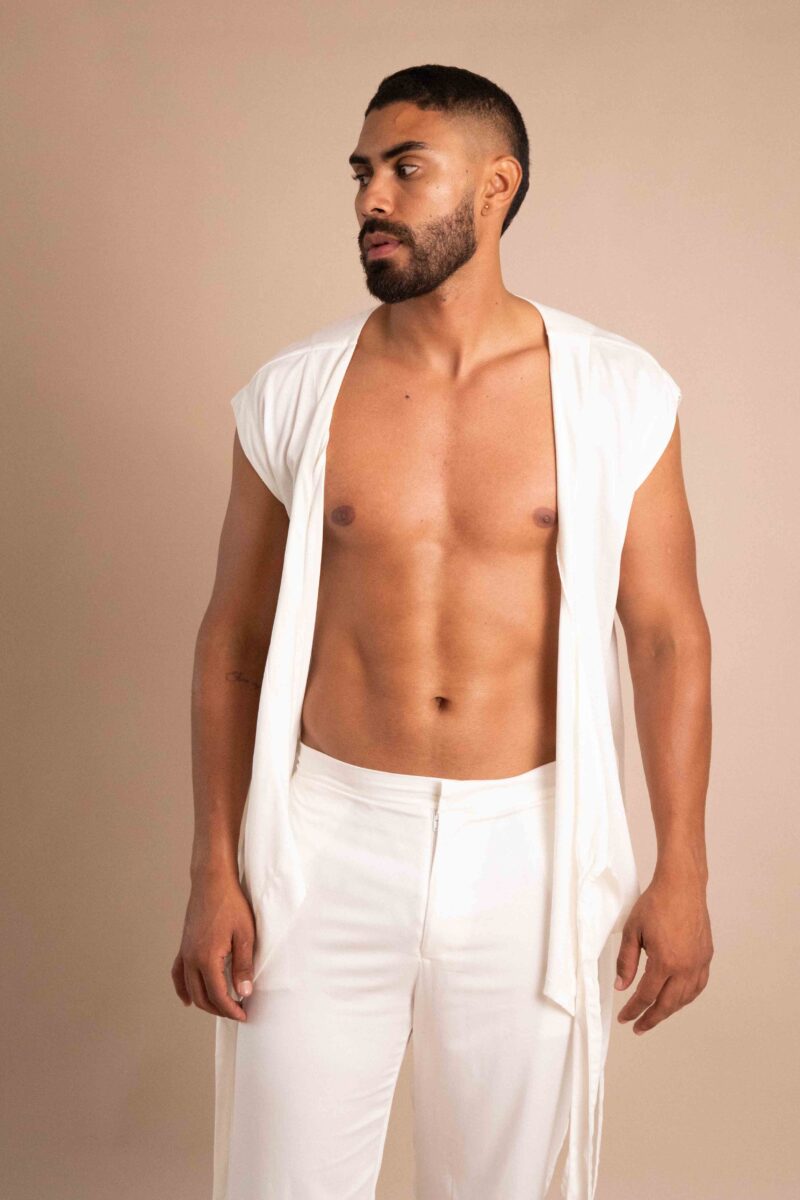 Set Amanecer color blanco de Fratelli, con chaleco anudado en costado y pantalón.