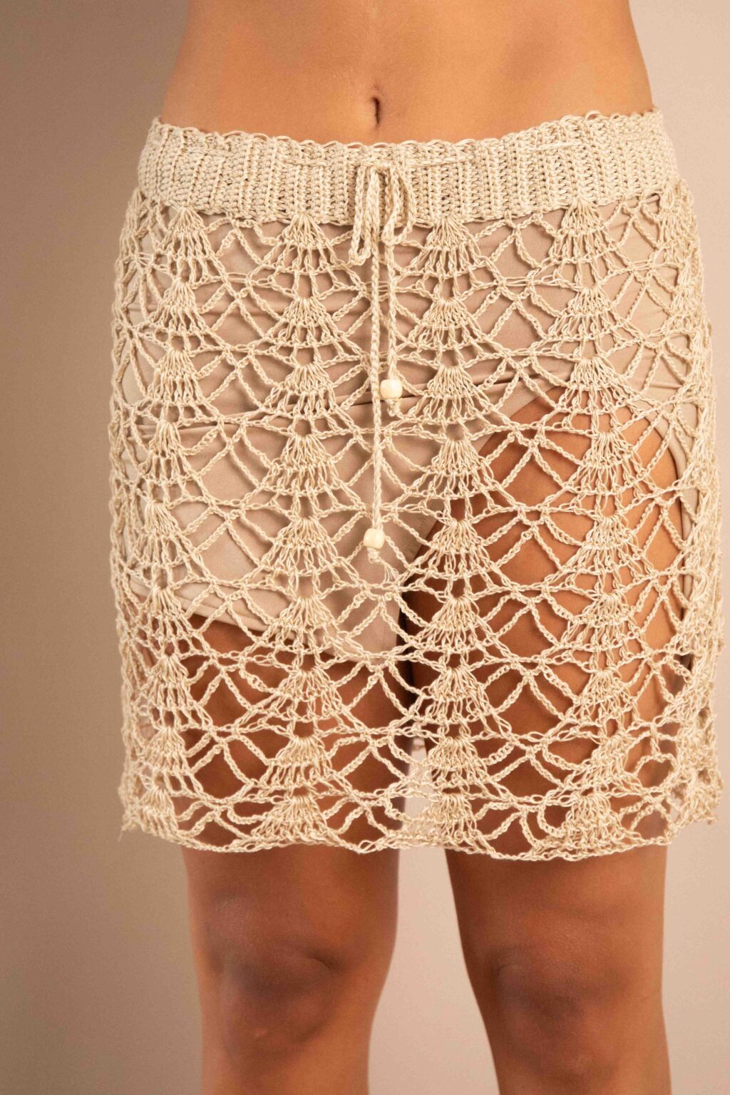 Falda Espíritu corta de crochet color arena para mujer, con diseño calad