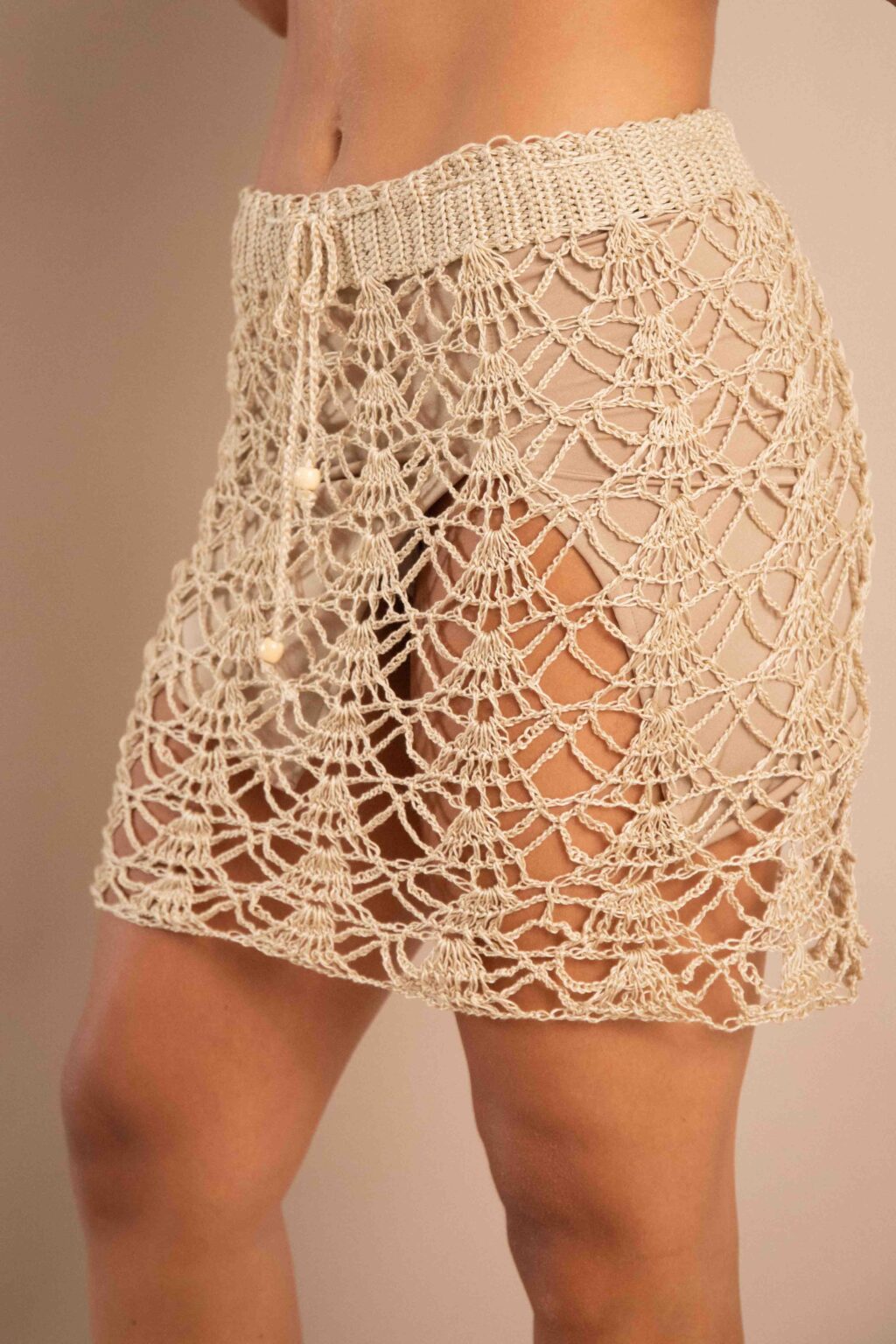 Falda Espíritu corta de crochet color arena para mujer, con diseño calad