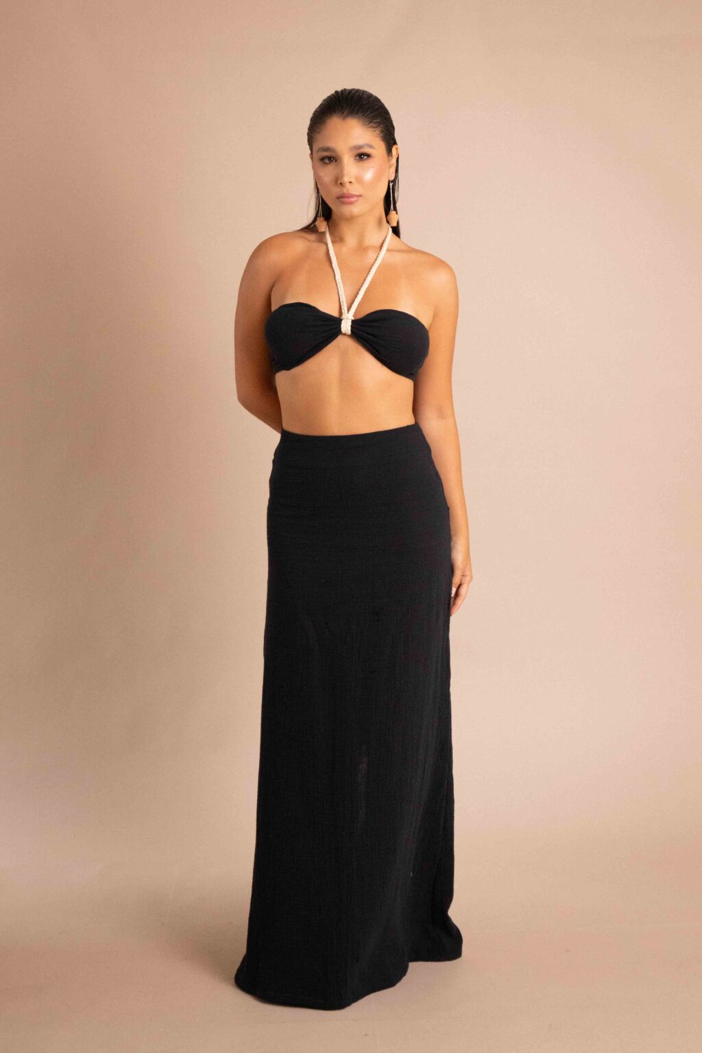 Set Renacer negro de Fratelli, top halter con trenza y falda larga.