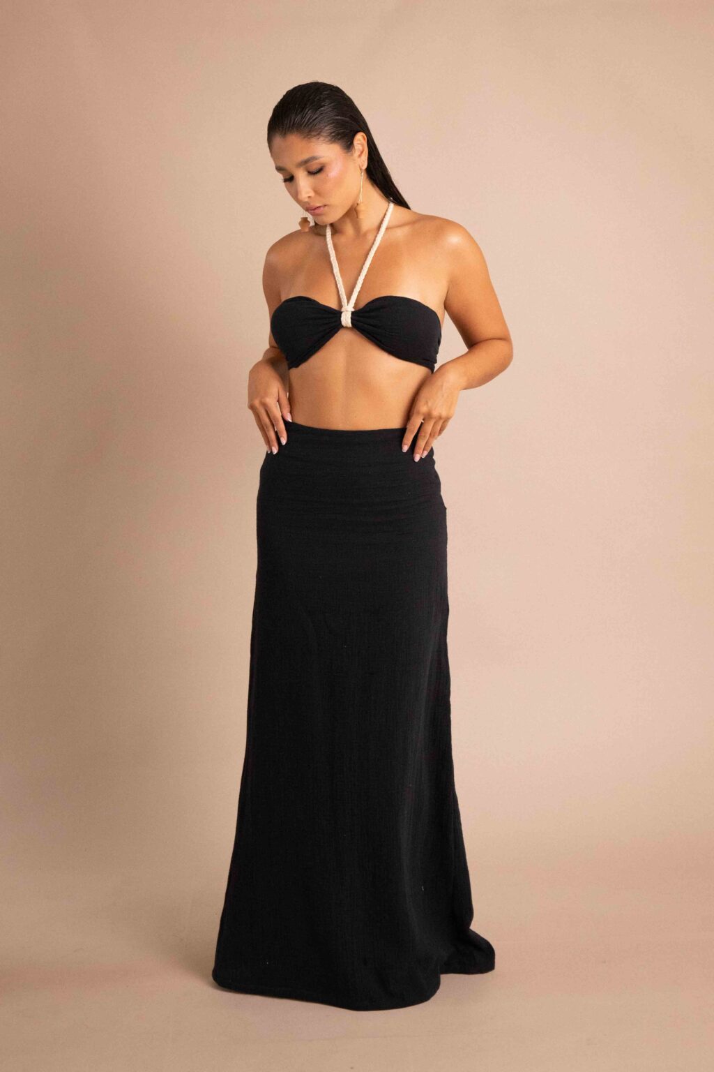 Set Renacer negro de Fratelli, top halter con trenza y falda larga.