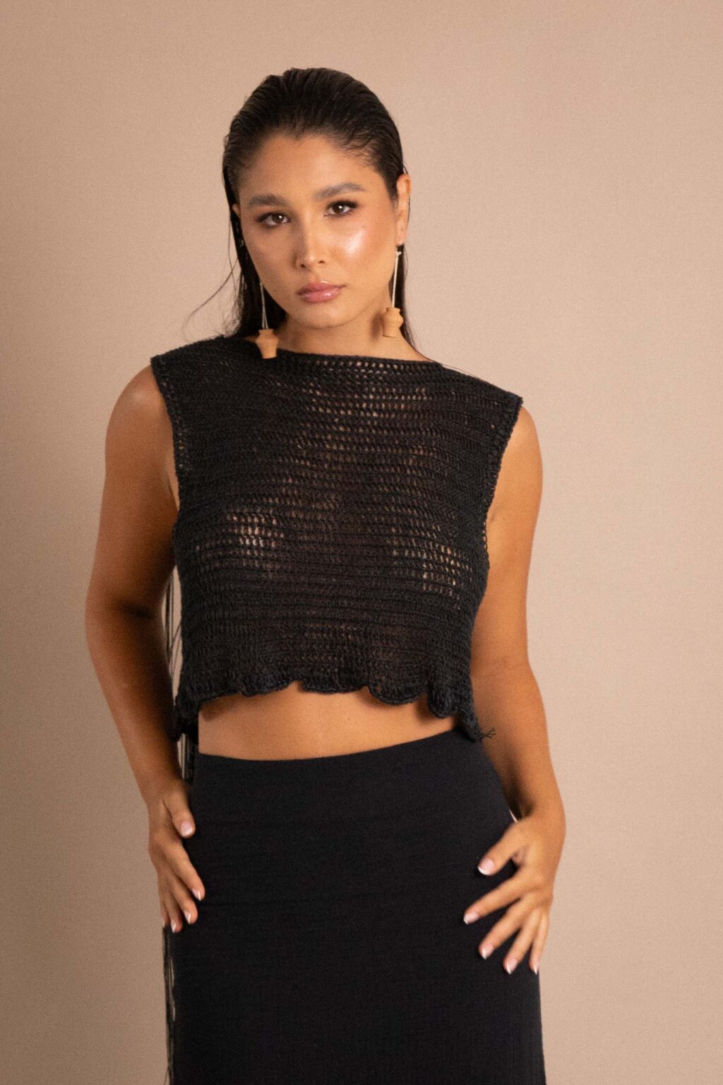 Top Iluminación negro tejido a mano, con flecos largos hasta el suelo y falda a juego.