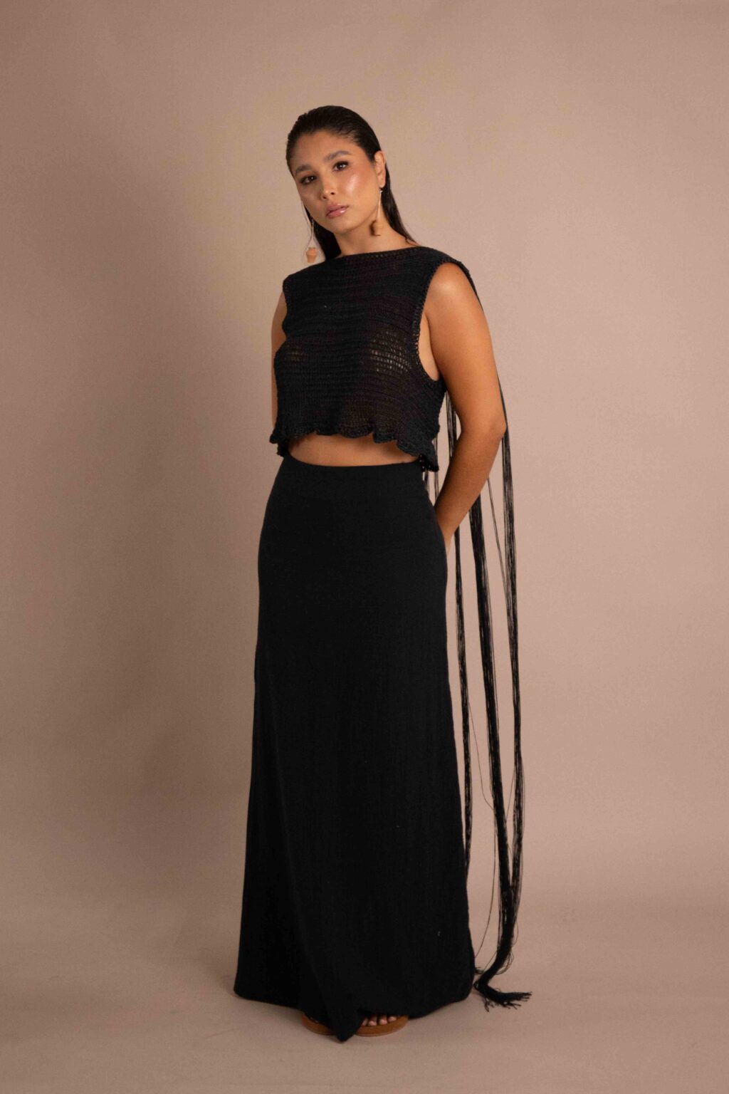 Top Iluminación negro tejido a mano, con flecos largos hasta el suelo y falda a juego.