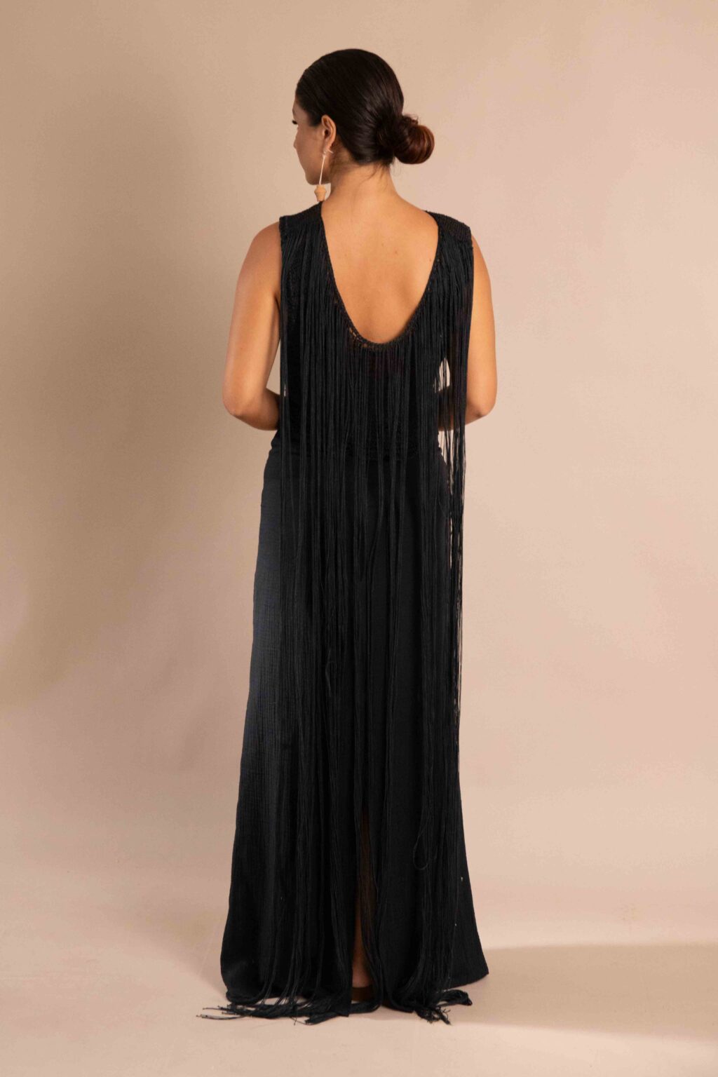 Top Iluminación negro tejido a mano, con flecos largos hasta el suelo y falda a juego.