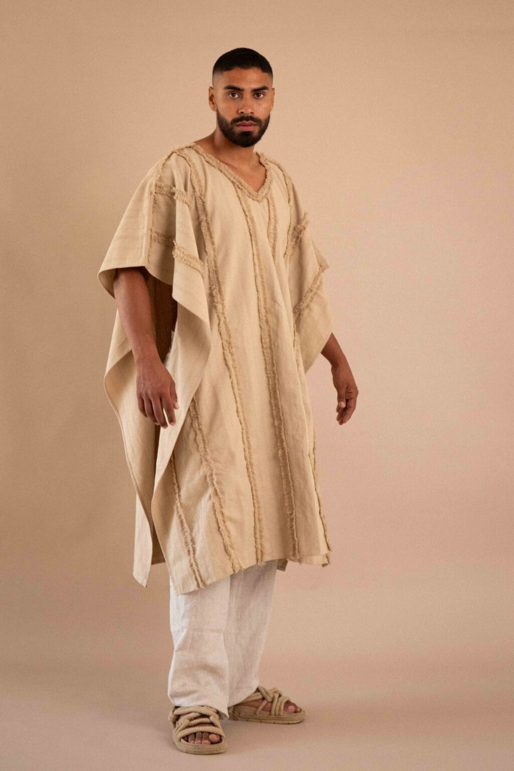 Túnica Comienzo de algodón color natural, con detalles deshilados en el frente y mangas amplias.