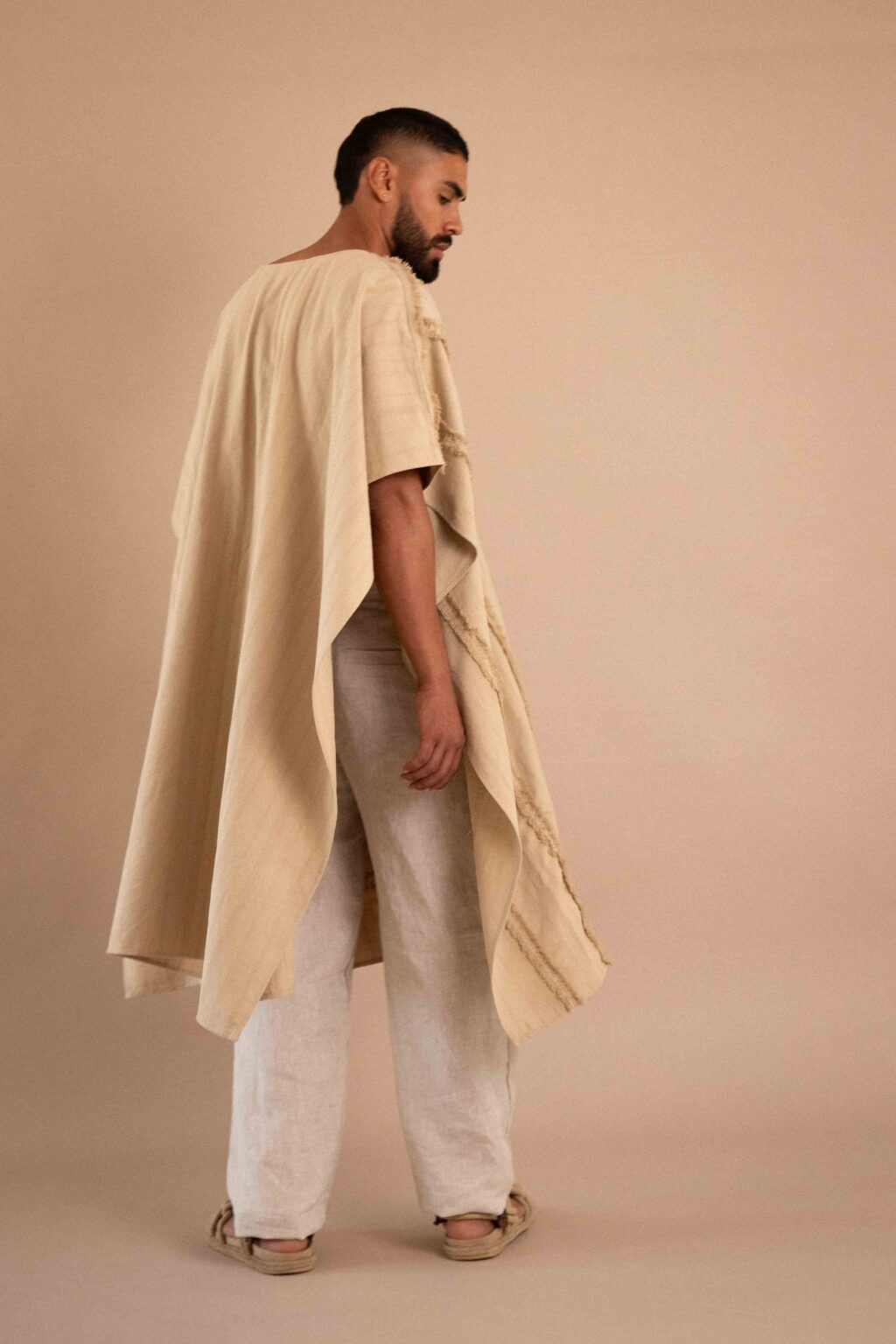 Túnica Comienzo de algodón color natural, con detalles deshilados en el frente y mangas amplias.