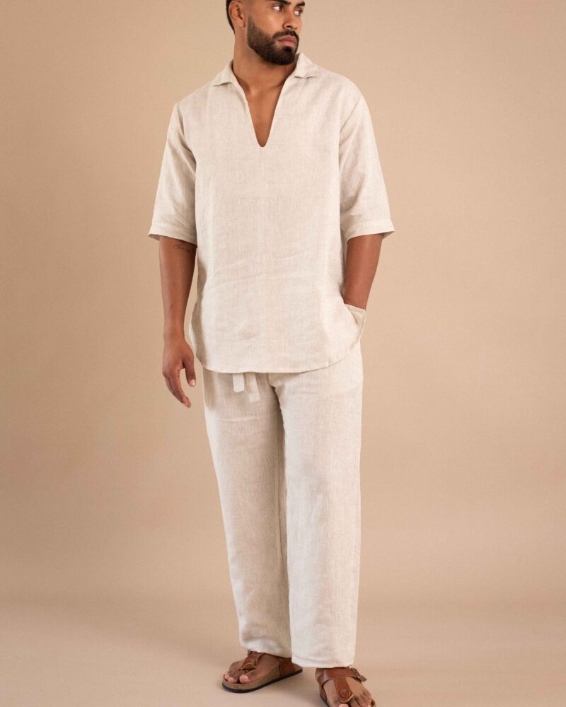 Camisa Tierra de lino color natural, con cuello en V y mangas 3/4.