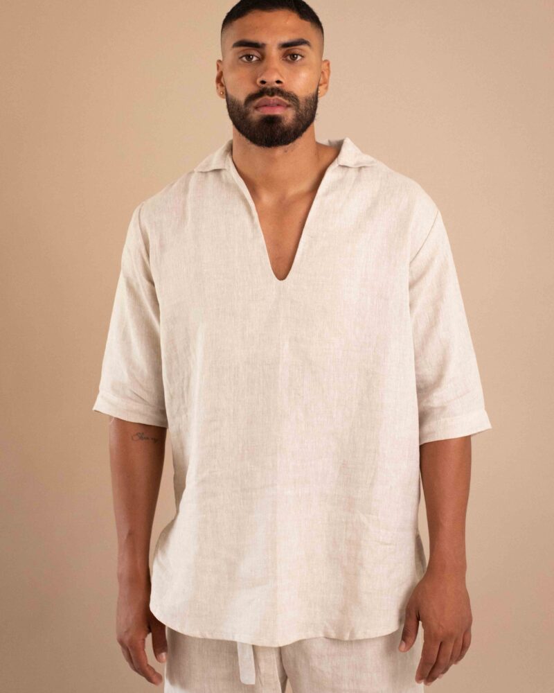 Camisa Tierra de lino color natural, con cuello en V y mangas 3/4.