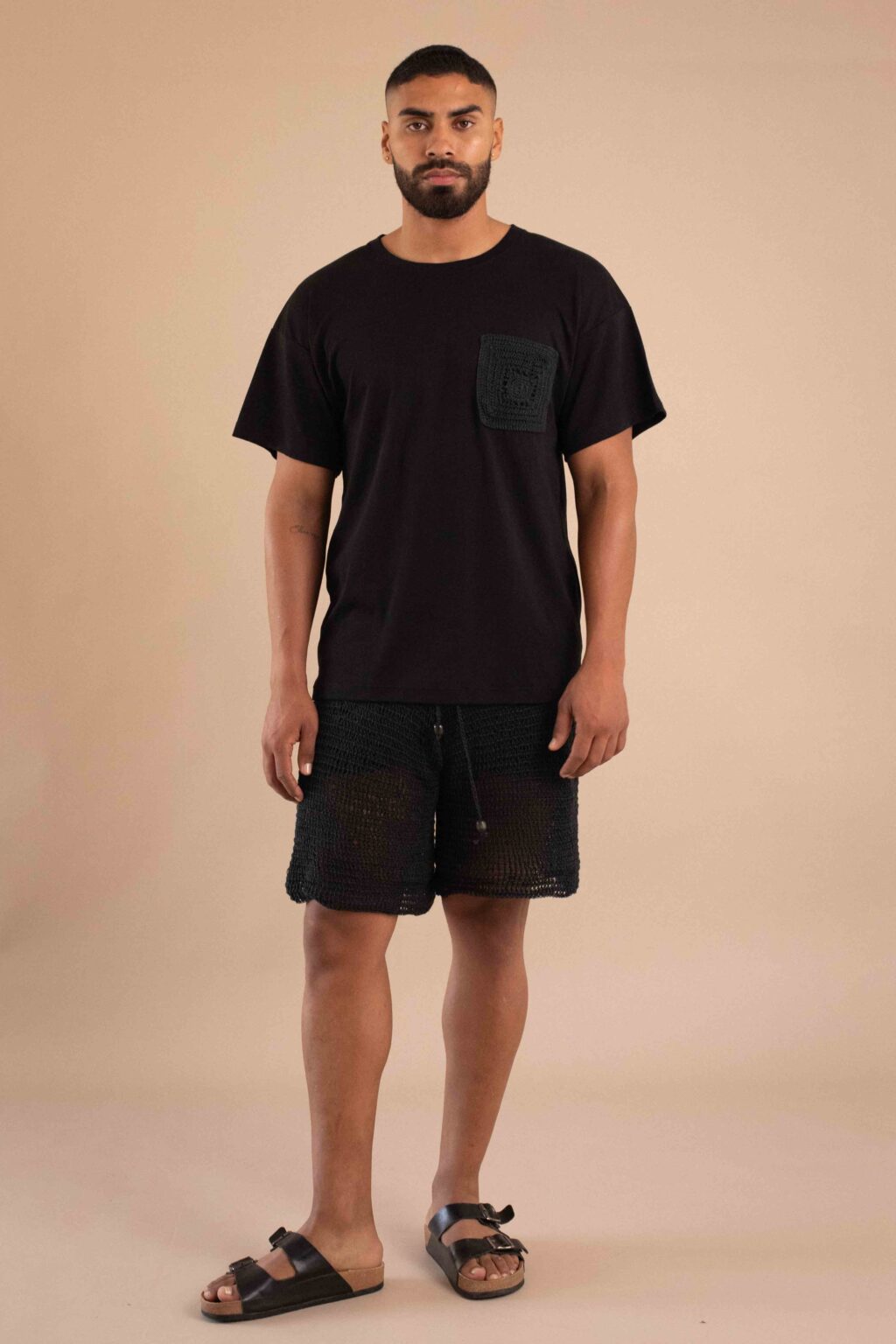 Camiseta Tiempo negra de algodón pima con bolsillo tejido artesanal en el pecho.