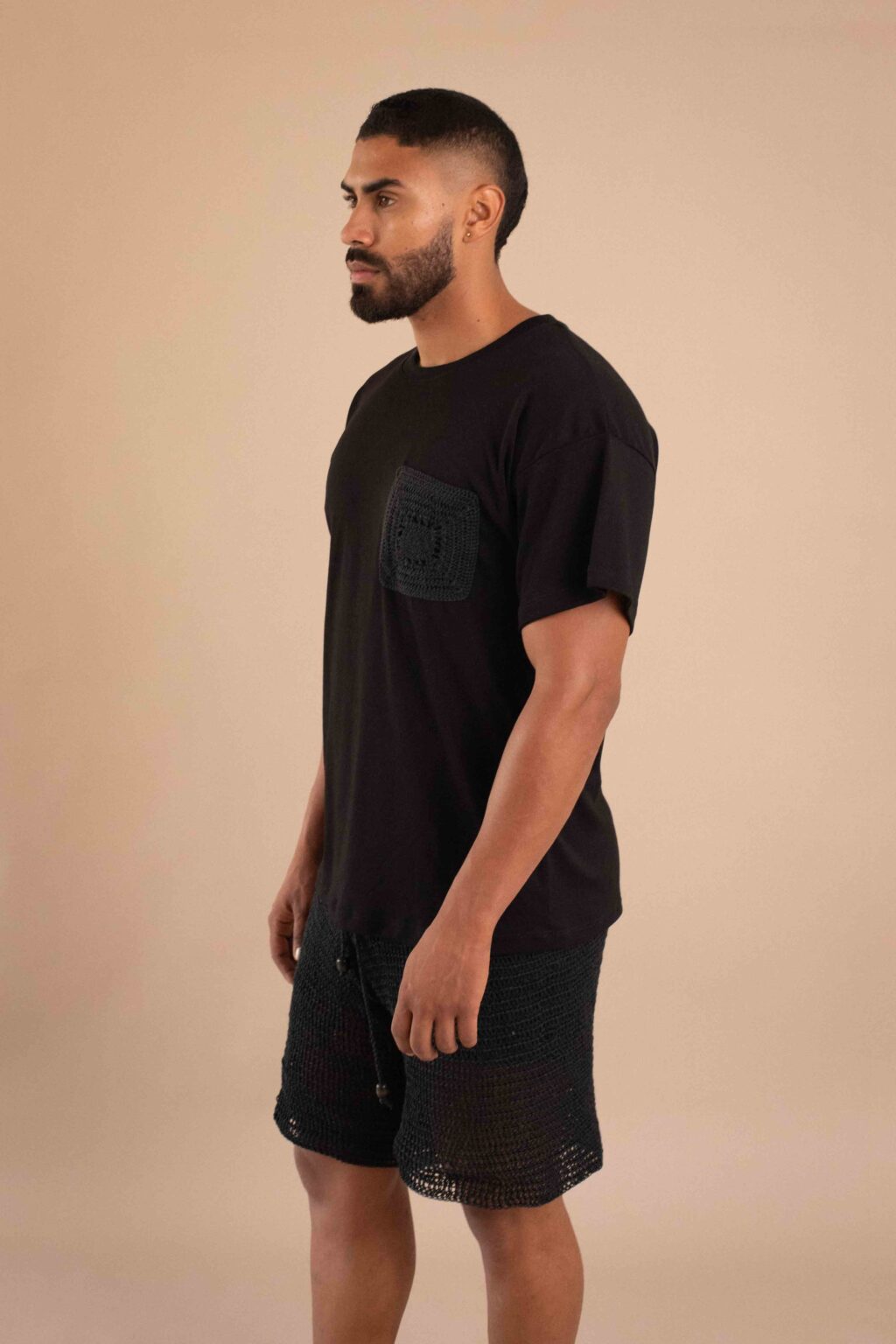 Camiseta Tiempo negra de algodón pima con bolsillo tejido artesanal en el pecho.