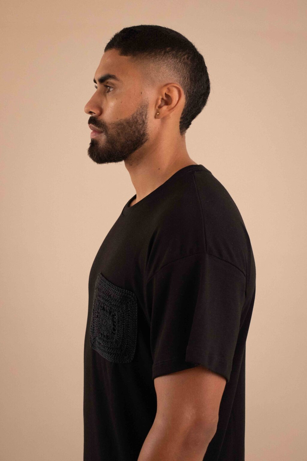 Camiseta Tiempo negra de algodón pima con bolsillo tejido artesanal en el pecho.