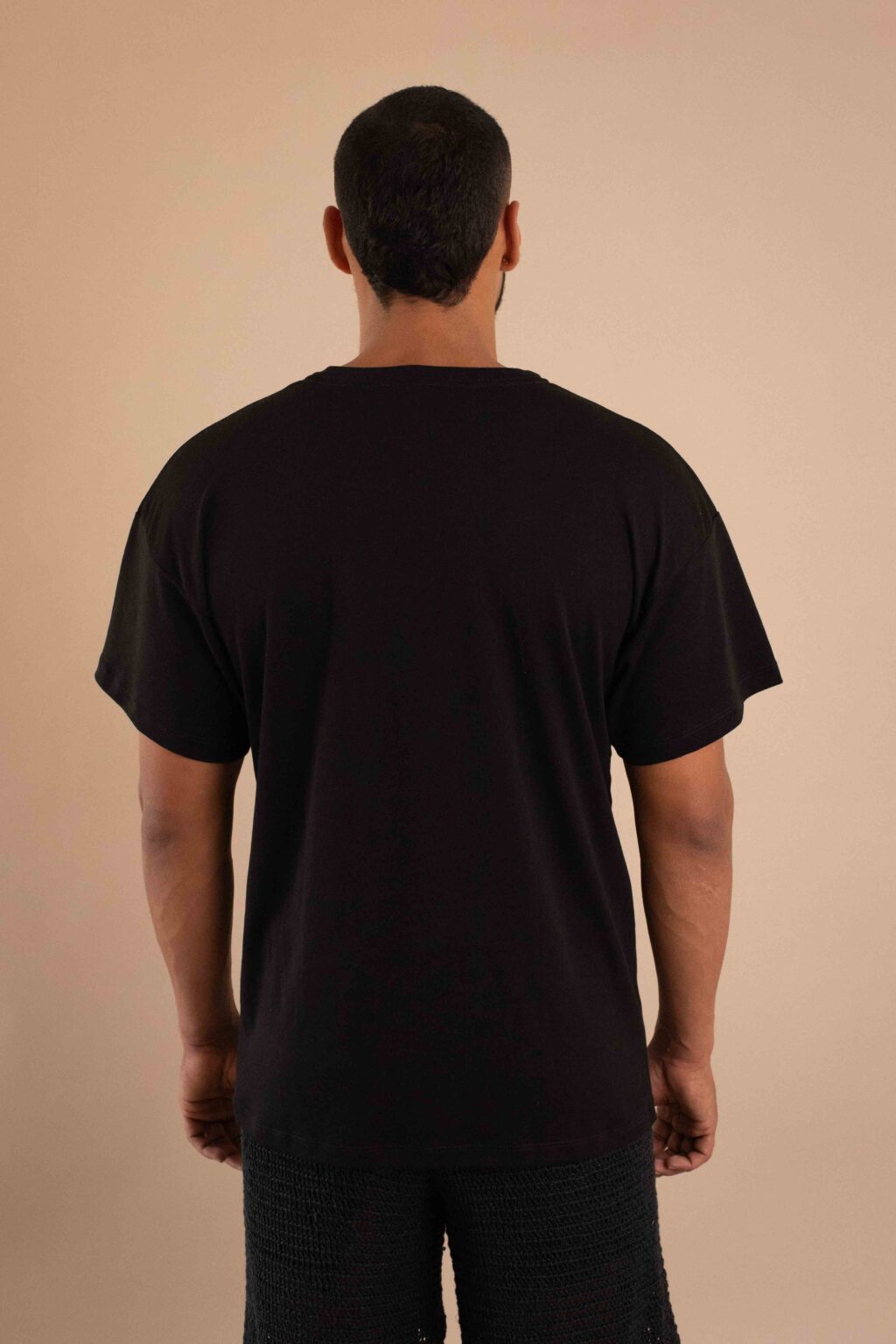 Camiseta Tiempo negra de algodón pima con bolsillo tejido artesanal en el pecho.