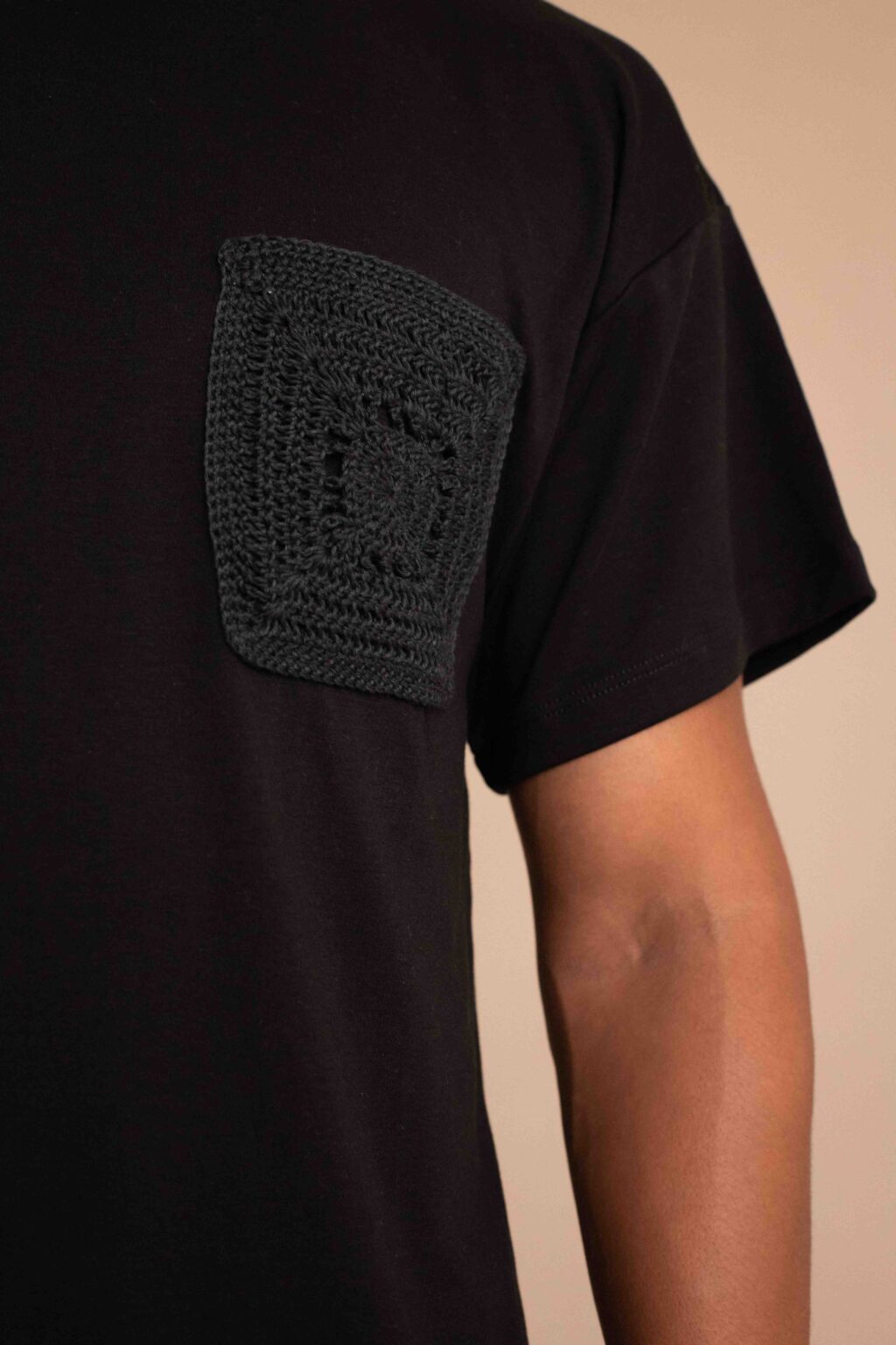 Camiseta Tiempo negra de algodón pima con bolsillo tejido artesanal en el pecho.