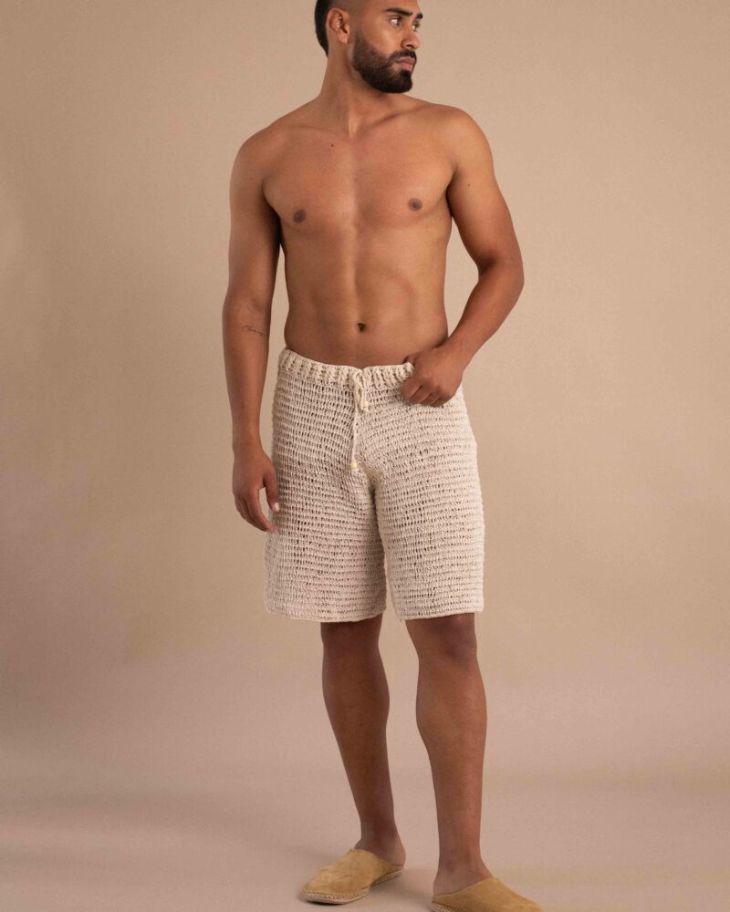 Short Arcilla, short de crochet para hombre color natural con cordón.