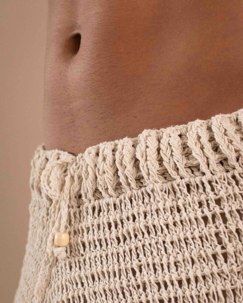 Short Arcilla, short de crochet para hombre color natural con cordón.